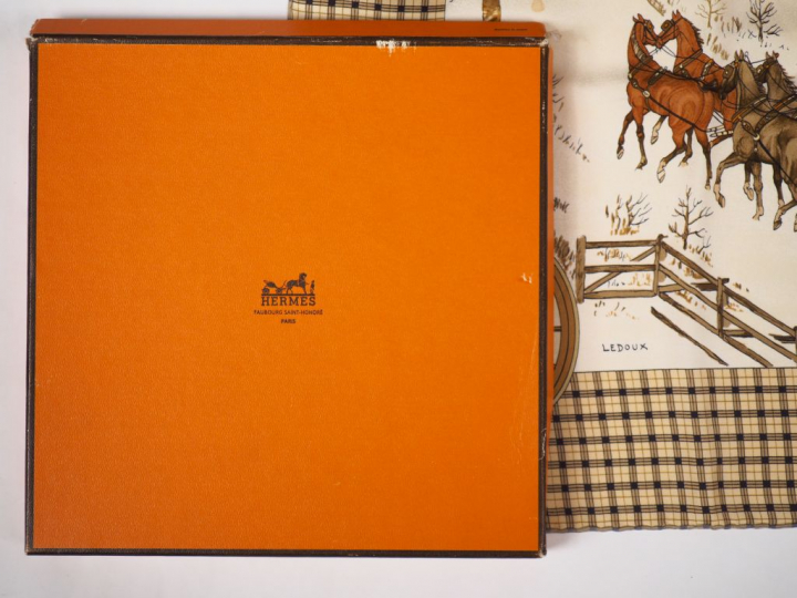 HERMES, Paris Carré en soie polychrome, modèle "L'hiver en poste". Des