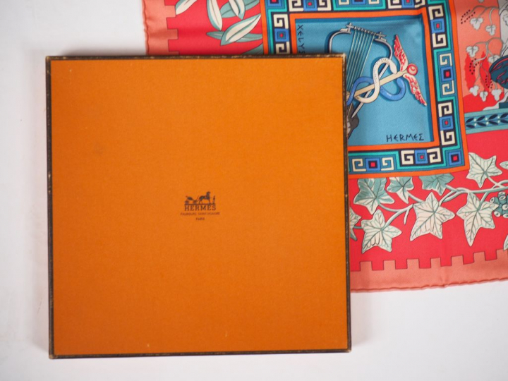 HERMES, Paris Carré en soie polychrome, modèle "Musique des dieux".  S