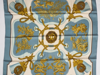 Vente aux enchères HERMES, Paris Carré en soie polychrome, modèle "Tsubas". Signé.  Dans 