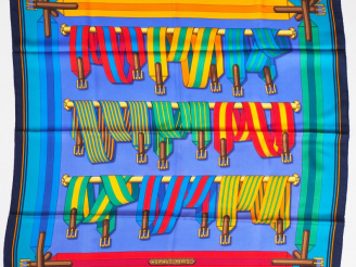 Vente aux enchères HERMES, Paris Carré en soie polychrome, modèle "Les sangles". Dessin p