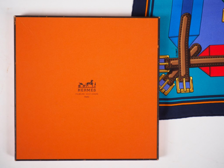 HERMES, Paris Carré en soie polychrome, modèle "Les sangles". Dessin p