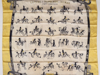 Vente aux enchères HERMES, Paris Foulard en soie, modèle "Lettre de Napoléon à Murat" d'a