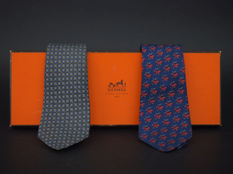Vente aux enchères HERMES, Paris Deux cravates en soie.  L'une à décor de cervidés rouge 