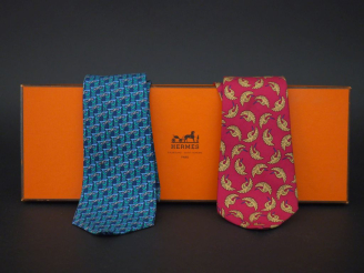Vente aux enchères HERMES, Paris Deux cravates en soie polychrome.  Signée.  Dans une boi