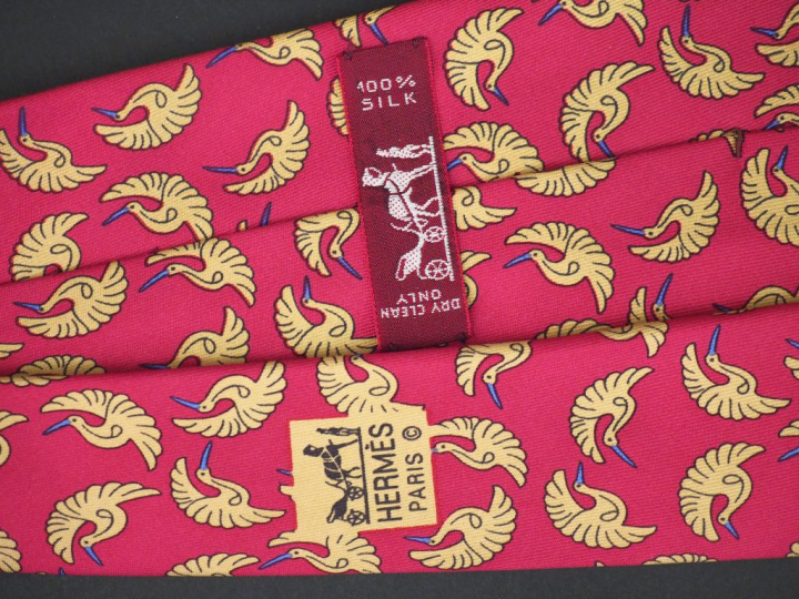 HERMES, Paris Deux cravates en soie polychrome.  Signée.  Dans une boi