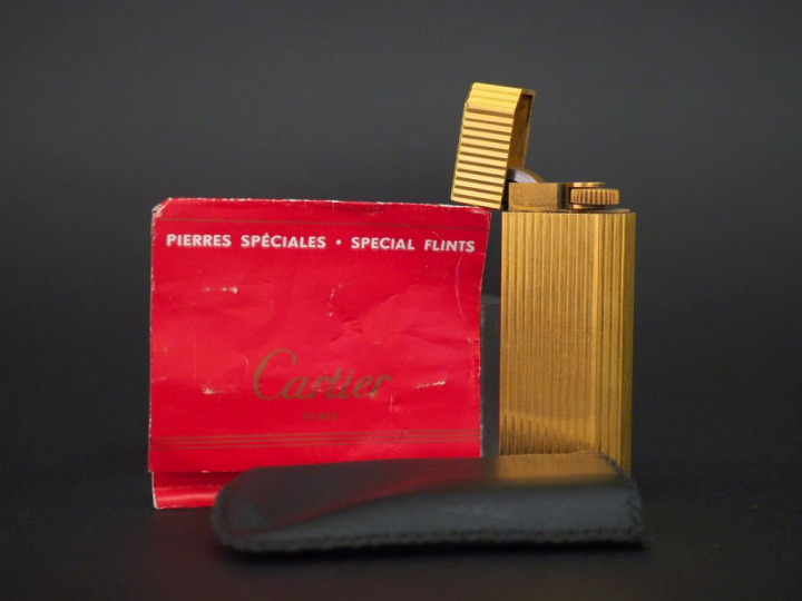 CARTIER, Paris Briquet à pans coupés en plaqué or, à décor de cannelur