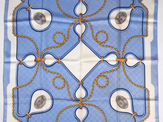 Vente aux enchères CARTIER, Must Foulard probablement en soie, à dominante bleu et or sur