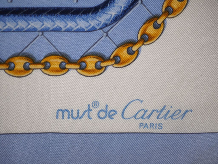 CARTIER, Must Foulard probablement en soie, à dominante bleu et or sur