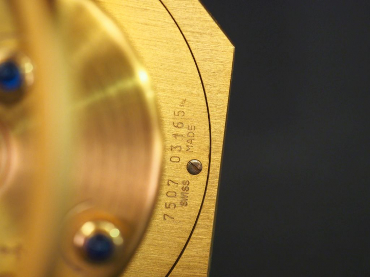 CARTIER, Paris Pendulette de table de forme octogonale en laiton doré 