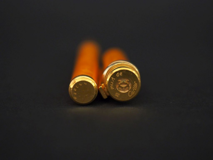 CARTIER, Must Stylo plume en plaqué or et laque orange.  Plume en or j