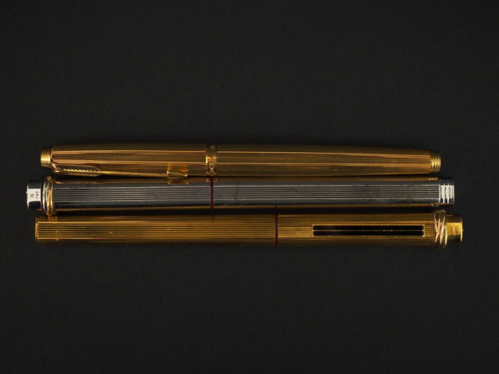 CARTIER Ensemble comprenant deux stylos plume, à décor de cannelures. 