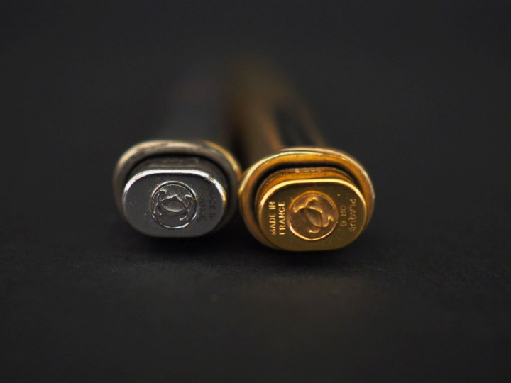 CARTIER Ensemble comprenant deux stylos plume, à décor de cannelures. 