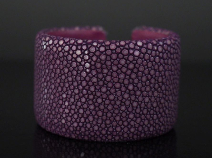 AKNAS Bracelet manchette en galuchat violet.  Signé.  Larg. 4 cm 4,6 x