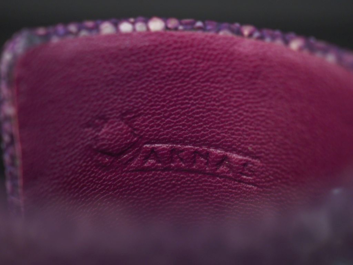 AKNAS Bracelet manchette en galuchat violet.  Signé.  Larg. 4 cm 4,6 x