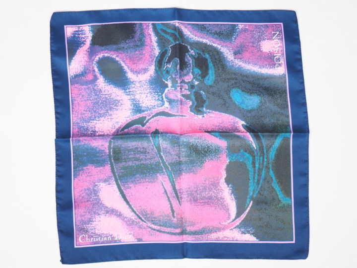 Pierre BALMAIN Foulard en soie polychrome, à décor de roses rouges sur