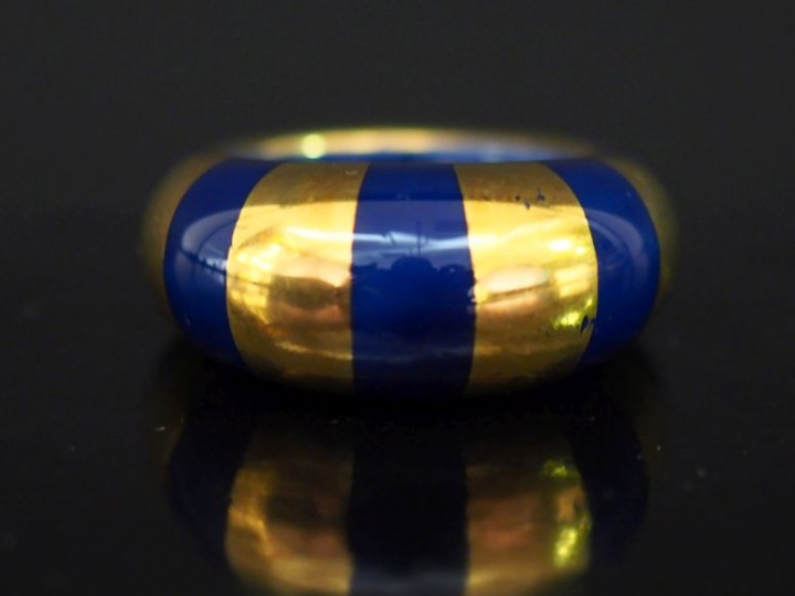 BERNARDAUD, Limoges Bague dôme en porcelaine bleu nuit rehaussée d'or.