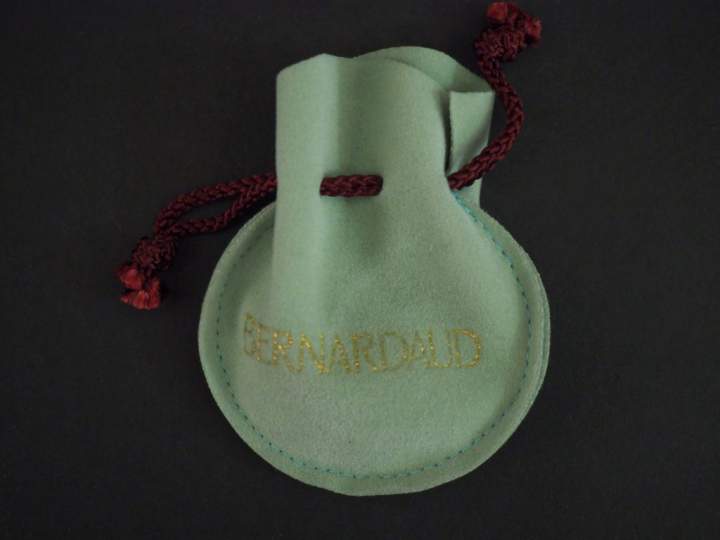 BERNARDAUD, Limoges Bague dôme en porcelaine bleu nuit rehaussée d'or.