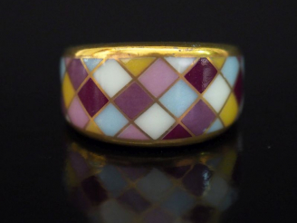 Vente aux enchères BERNARDAUD, Limoges Bague en porcelaine polychrome, à décor bayadère. 
