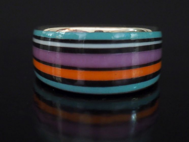 BERNARDAUD, Limoges Bague dôme en porcelaine polychrome rehaussé d'or,