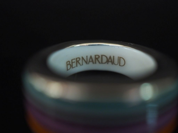BERNARDAUD, Limoges Bague dôme en porcelaine polychrome rehaussé d'or,