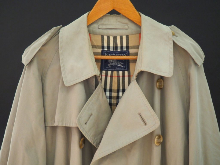 BURBERRYS,  Trench en coton avec sa ceinture.