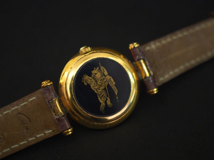 BURBERRYS,  Montre bracelet, boitier en métal doré.  Cadran rond à chi