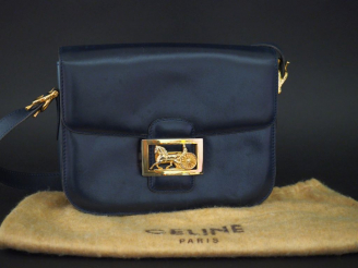 Vente aux enchères CELINE,  Sac bandoulière en cuir lisse bleu marine. Fermeture à rabat.