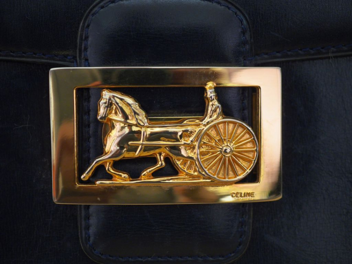 CELINE,  Sac bandoulière en cuir lisse bleu marine. Fermeture à rabat.