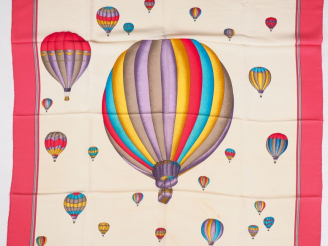 Vente aux enchères CELINE, Paris Foulard en soie polychrome, à décor de montgolfières. Si