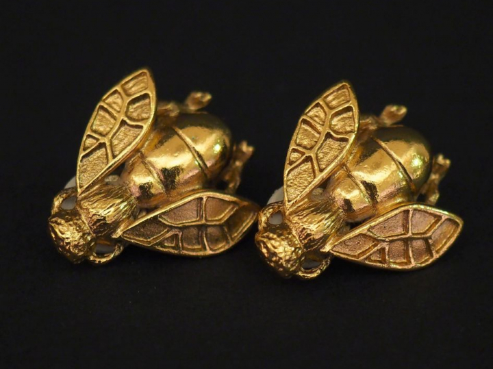 Christian DIOR Paire de clips d'oreille en métal doré en forme d'abeil
