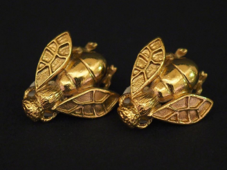 Vente aux enchères Christian DIOR Paire de clips d'oreille en métal doré en forme d'abeil