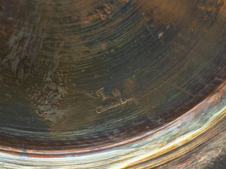 Christian DIOR Présentoir à caviar en métal argenté.  Fût, à décor de 