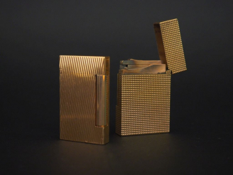 Vente aux enchères Ensemble comprenant deux différents briquets Dupont. L'un, à décor de 