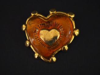 Vente aux enchères Jacky de G, Paris Broche en métal doré et composition orange, en forme