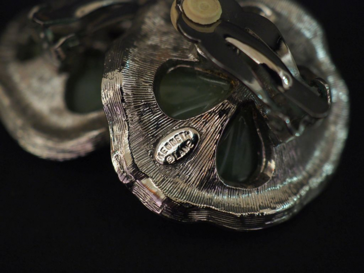 KENNETH JAY LANE Paire de clips d'oreilles en métal en forme de fleur 