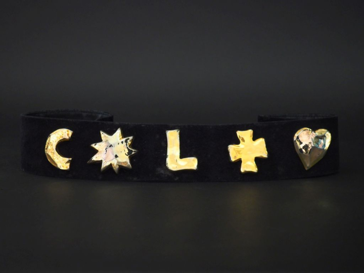 Christian LACROIX Ceinture en porc velour noir, à décor d'une croix, d