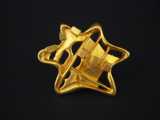 Vente aux enchères Christian LACROIX Broche en métal doré en forme d'étoile, à décor abst