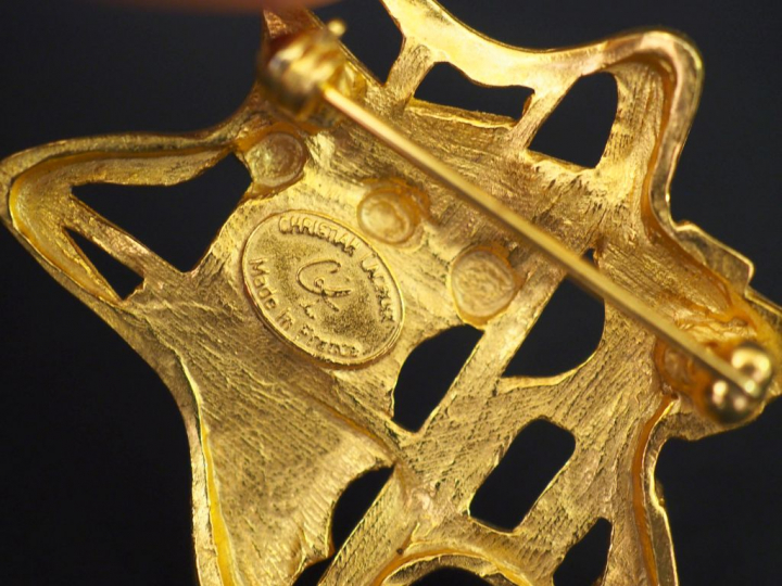 Christian LACROIX Broche en métal doré en forme d'étoile, à décor abst