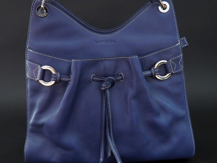 LANCEL, Paris Sac à mains en cuir bleu. Une poche à pression à l'avant