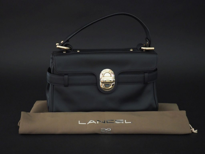 LANCEL, Paris Sac à malice en cuir lisse noir.  Fermeture à rabat.  In