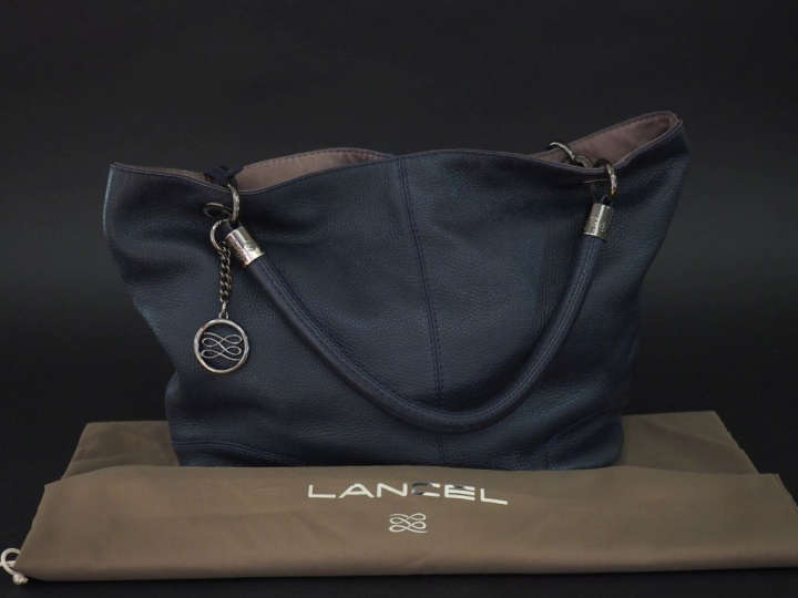 LANCEL, Paris Sac French Flair en cuir grainé bleu marine.  Fermeture 