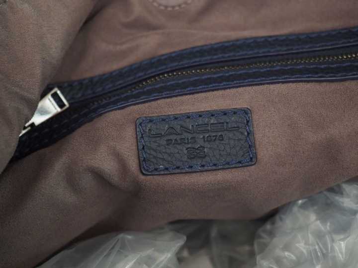 LANCEL, Paris Sac French Flair en cuir grainé bleu marine.  Fermeture 