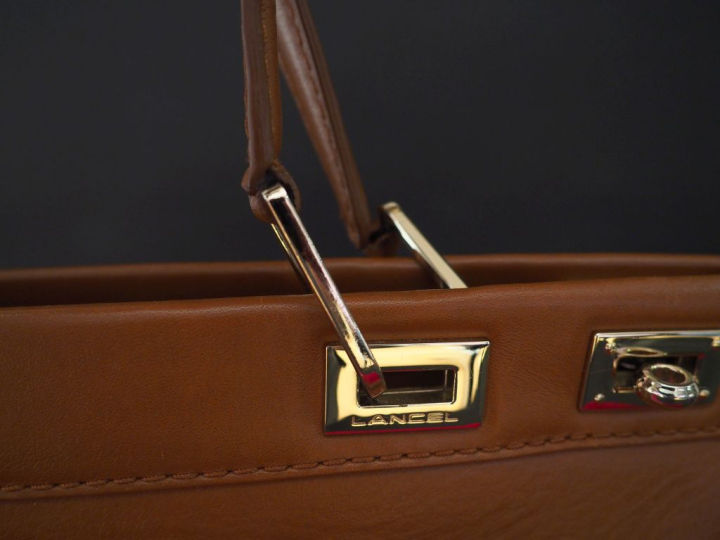 LANCEL, Paris Sac à mains Balancel en cuir lisse de couleur camel.  Gr