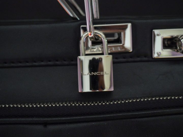 LANCEL, Paris Sac à mains balancel en cuir lisse noir.  Grande poche e