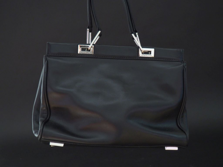 LANCEL, Paris Sac à mains balancel en cuir lisse noir.  Grande poche e