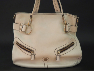 Vente aux enchères LANCEL, Paris Sac à mains en cuir grainé crème.  Deux poches zippées à