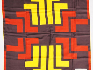 Vente aux enchères LANVIN, Paris Foulard probablement en soie, à décor de motifs géométri