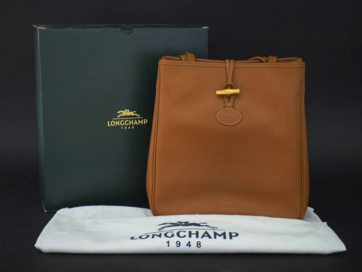 LONGCHAMP Sac à main en cuir lisse camel.  Fermoir roseau  en métal do
