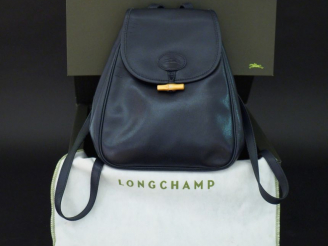 Vente aux enchères LONGCHAMP,  Sac à dos en cuir bleu marine.  Fermeture à rabat et press