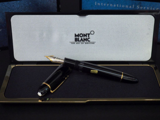 Vente aux enchères MONTBLANC,  Stylo plume en résine noir et métal doré.  Plume deux tons